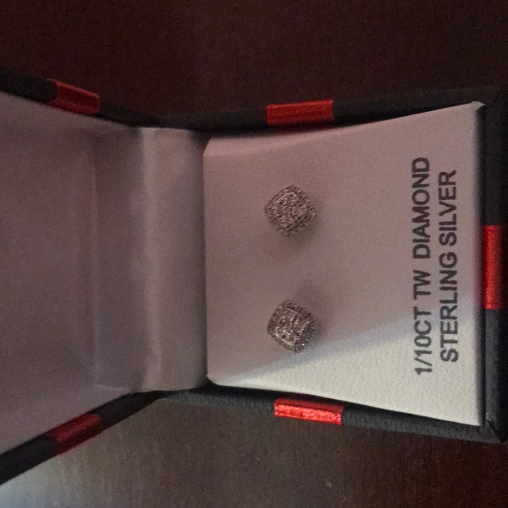 1/10Tct diamond earrings in sterling silver. Very sparkly.